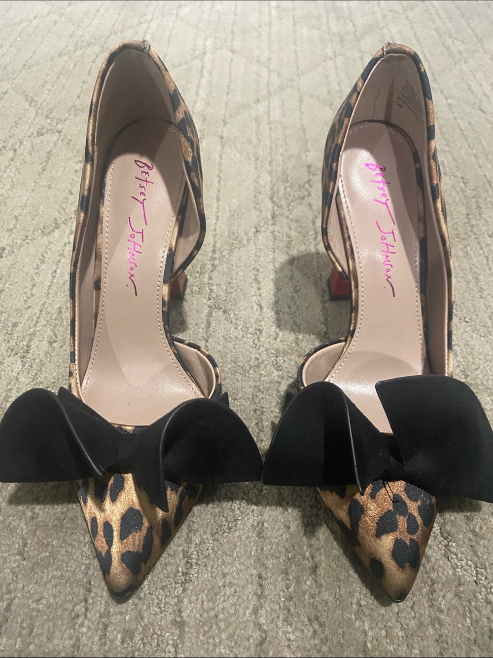 Betsey Johnson Leopard Bow Pointed Toe Pumps Heels Size 6